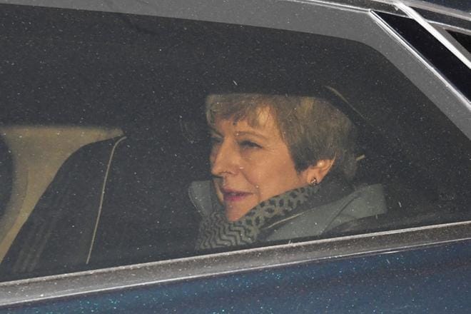 Pääministeri Theresa May on ilmoittanut eroavansa, jos parlamentti äänestää hänen brexit-sopimuksensa puolesta. May kuvattuna keskiviikkoiltana, kun hän lähti pois parlamentista.