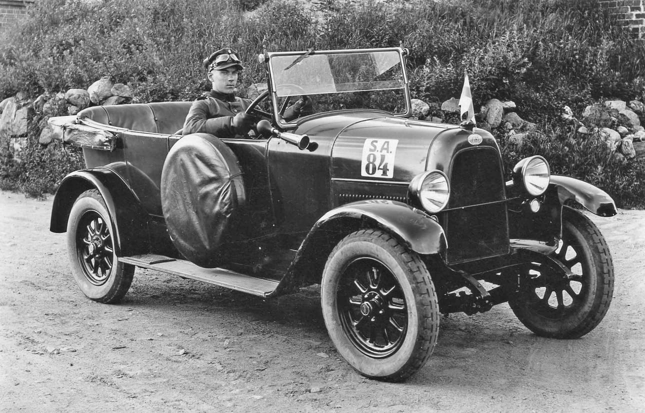 Eino Marttila palveli autojoukoissa. Hän oli sotavuosina poissa puolustusvoimien palveluksessa viisi vuotta. Marttila aloitti liikennöitsijänä Lumi­joella vuonna 1927. Linja-auto kulki Lumijoki-Oulu -väliä.