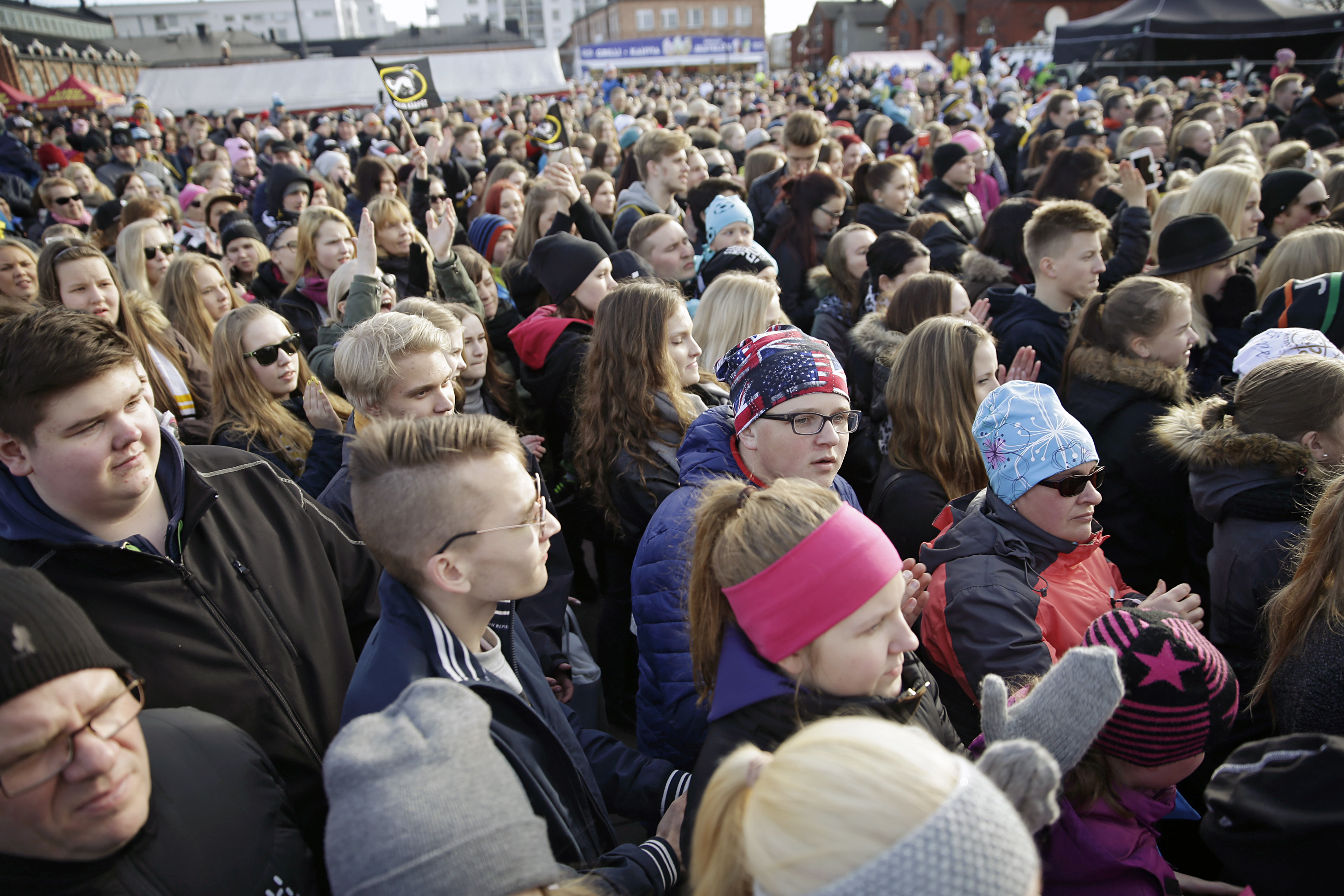 Kärpät keräsi kiekkofanit Oulun torille