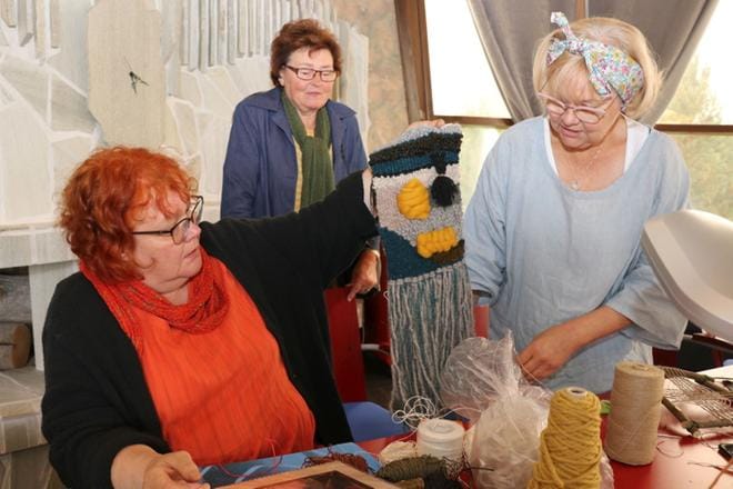 Tuula Latomäki ja Mia Lehtiniemi esittelivät viime syksynä Järvilakeuden kansalaisopiston syyskauden avauksessa kehyskudontaa, Aino Huhtamäki seuraa takana tarkasti.