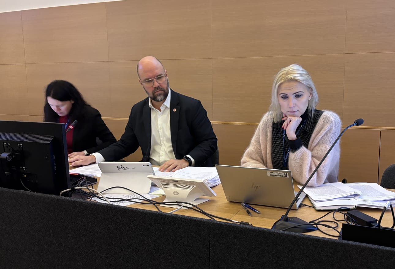Pohjanmaan aluevaltuusto päätti ensi vuoden budjetistaan yli seitsemän tuntia kestäneessä kokouksessa. Kuvassa vasemmalla Pohjanmaan hyvinvointialueen hallintojohtaja Linda Jakobsson-Pada, aluevaltuuston puheenjohtaja Kim Berg ja hyvinvointialueen johtaja Marina Kinnunen.