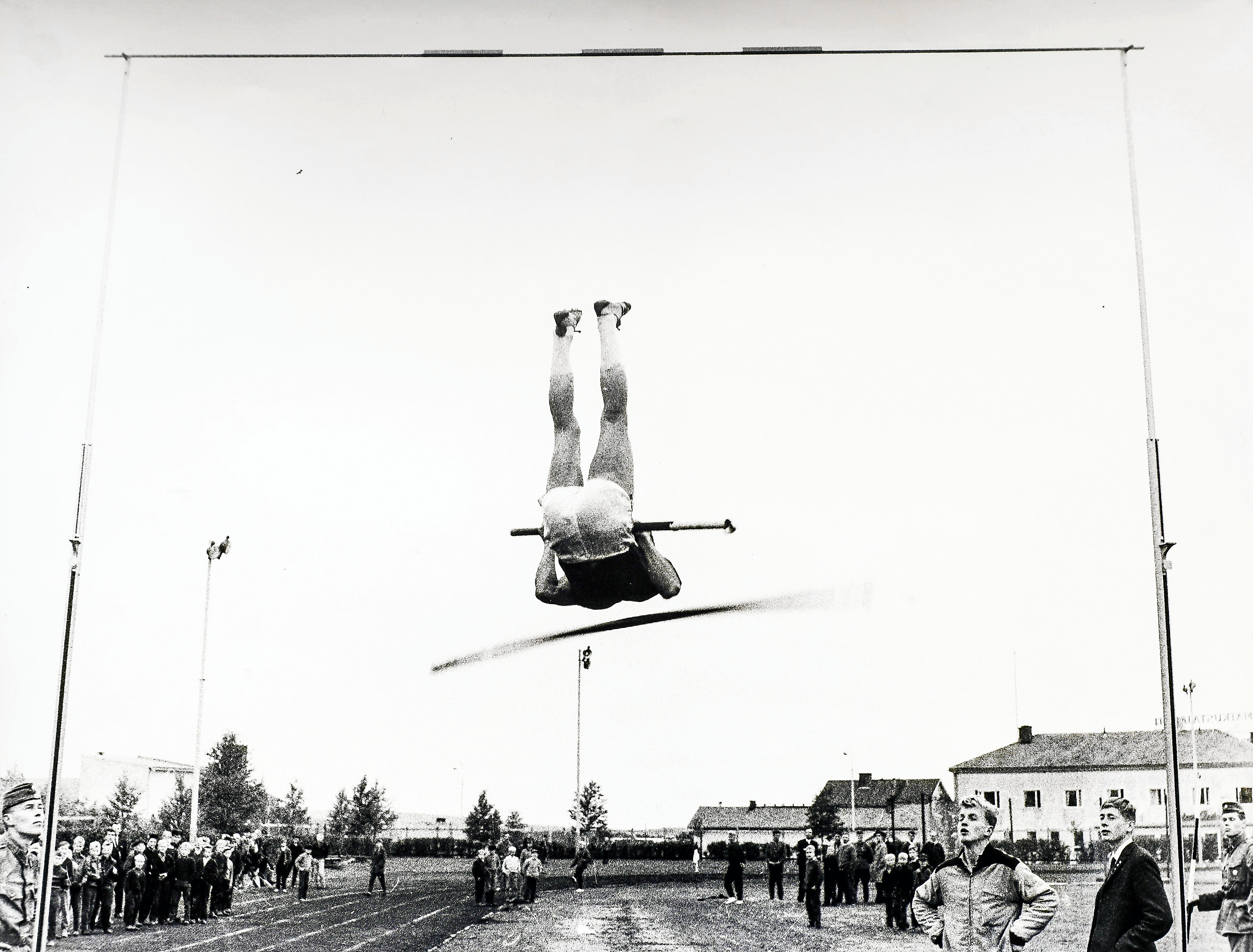 Katkeamaton ura seipäiden kanssa – Kesällä 1962 Aulis Kairennon lasikuituseiväs katkesi ensimmäisen kerran ja mies mätkähti selälleen muhakasaan Rovaniemen keskuskentällä