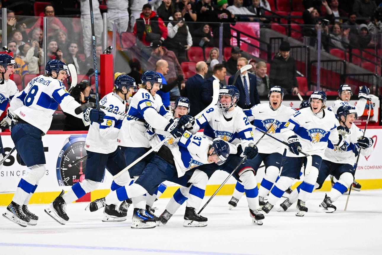 Nuoret Leijonat juhli välierän voittoa, kun Benjamin Rautiainen (37) ratkaisi ottelun jatkoajalle. LEHTIKUVA/AFP