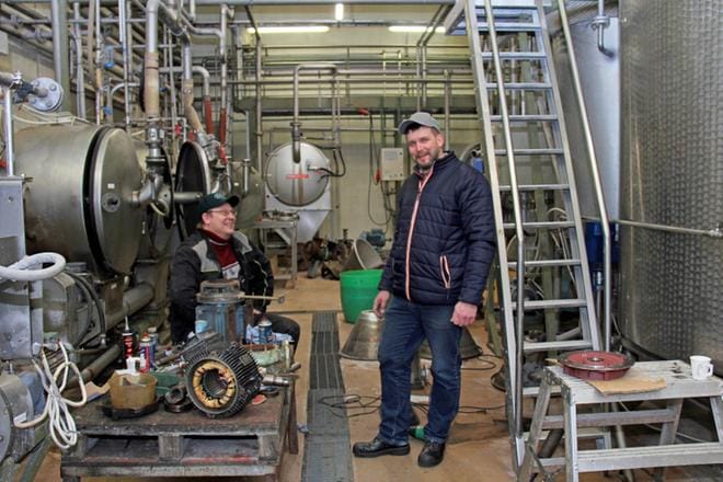 Evijärven Peruna Oy:n vuoromestari Petri Välikangas huoltaa koneita. – Syksyllä kun valmistimme perunajauhoa, koneet kävivät tuhat tuntia kahdessa kuukaudessa. Ne sammutettiin vain pesuja varten, sillä jokaisessa käynnistyksessä häviää 20 000 kiloa perunajauhoa. Koneiden läpi kulki noin puoli miljoonaa kiloa perunaa vuorokaudessa. Varastoon mahtuu miljoona kiloa, kertoo toimitusjohtaja Mika Antila. KUVAT: MIA KÄRKKÄINEN