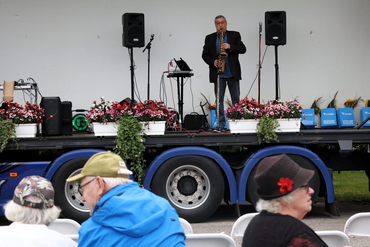 Elomarkkinoilla kuultiin rentoa musiikkia.