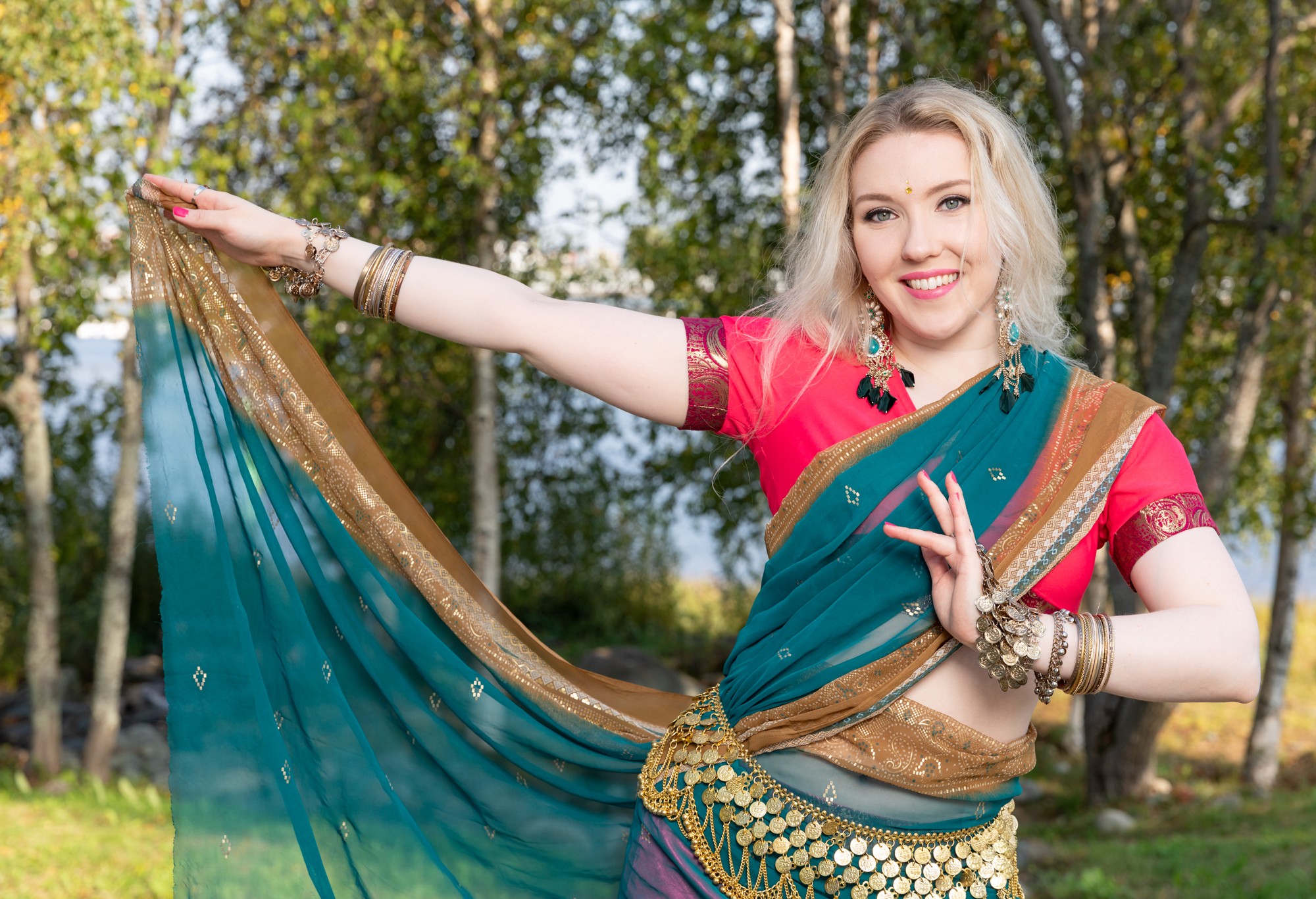 ”Ihmiset yhdistävät Bollywoodin musiikkiin ja siihen, että arjen huolet unohtuvat. Tunneillani huumori on läsnä ja meininki pilke silmäkulmassa”, tanssinopettaja Aurora Ylinen kertoo.