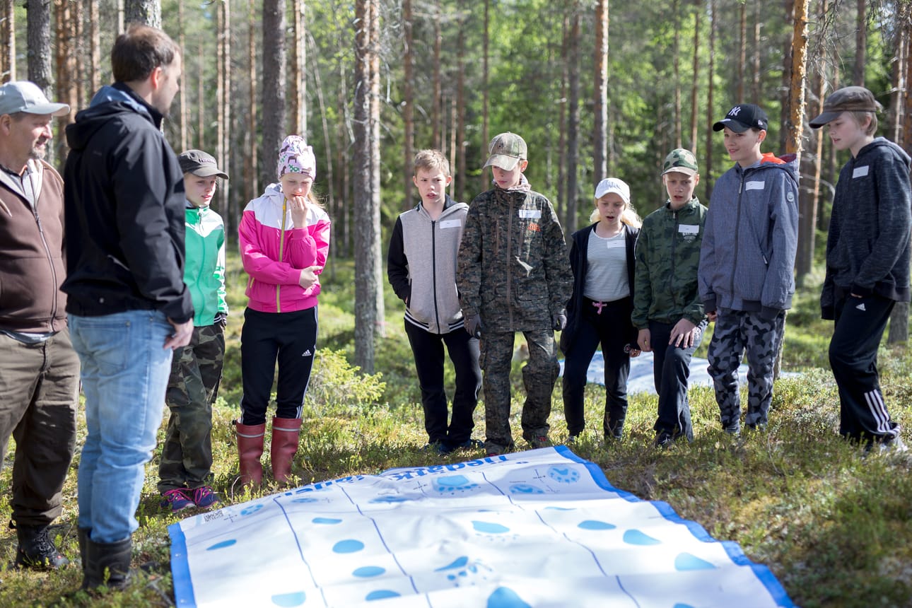 Ahonkylän metsästysmaja Pyssykalliolla palveli Pyhännän Metsästysseuran järjestämän MiniMetso-leirin leiripaikkana. Eläinten jälkiä tunnistettiin Raimo Komulaisen ja Perttu Kamulan pitämällä rastilla. Kuvat Antti Kinnunen