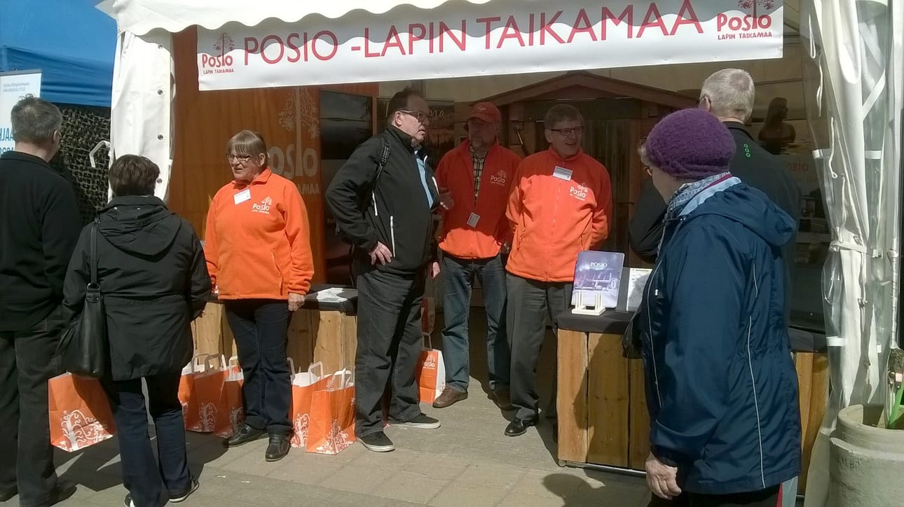 Posion osasto sijaitsi Ouluhallin pääsisäänkäynnin lähellä ulkona. Perjantaina osastolla messuväkeä palvelivat Helvi ja Reijo Lantto sekä Antero Lepojärvi.