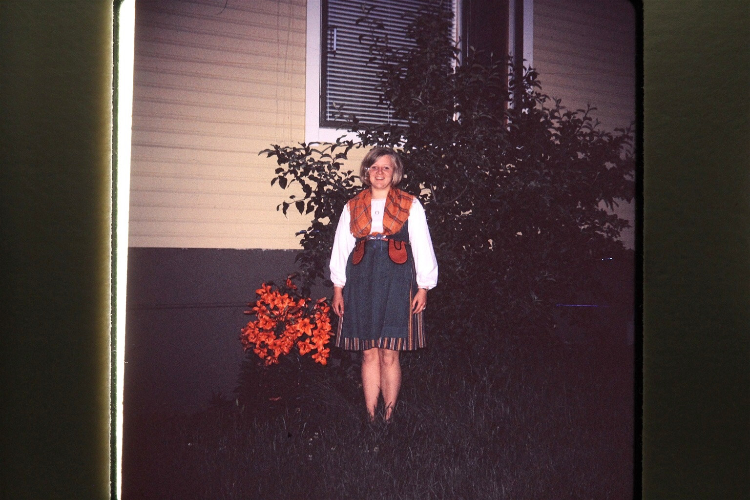 Judy sai kokeilla kesällä 1970 suomalaista kansallispukua ylleen. Kuva Judy Huston