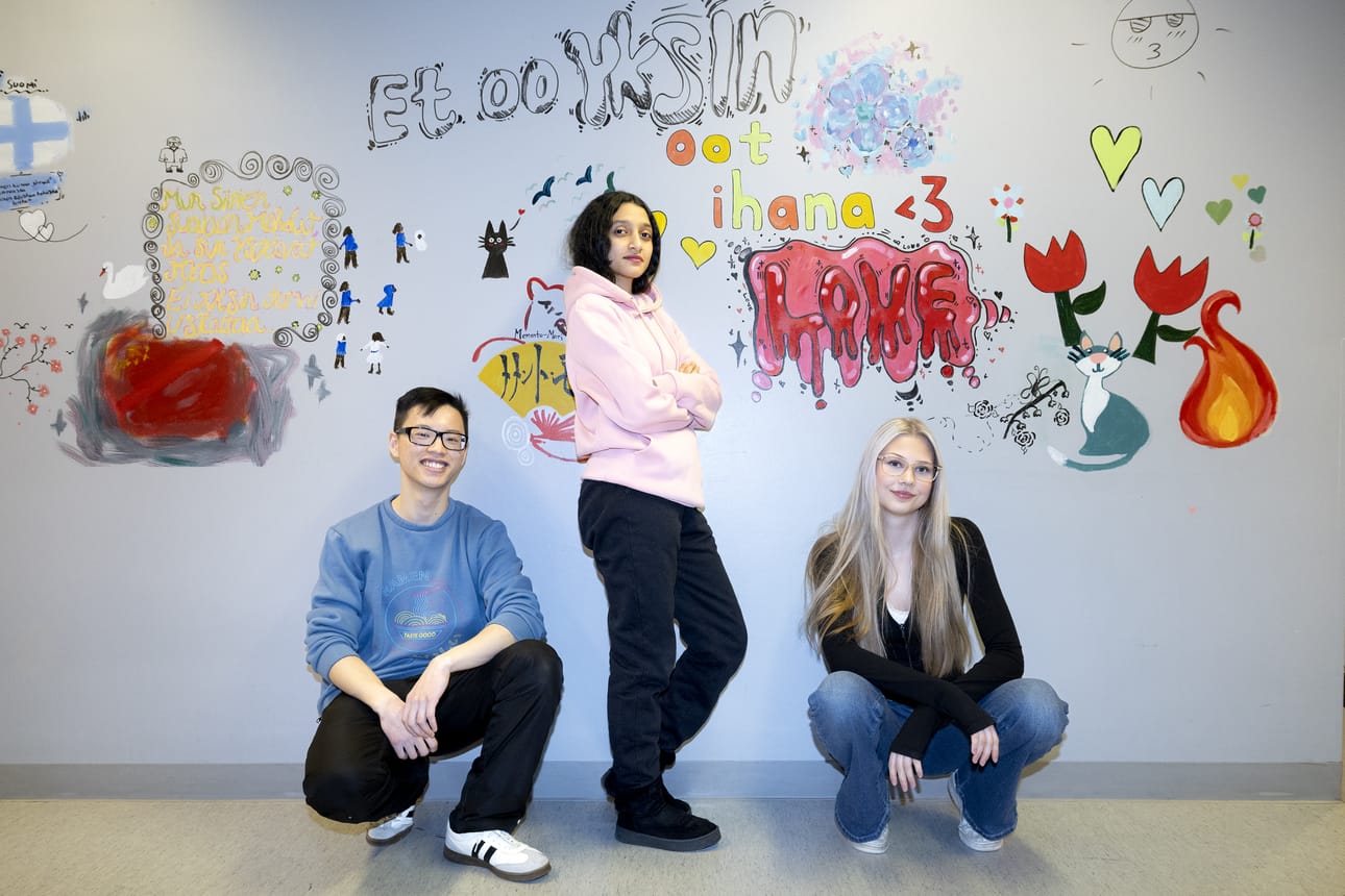 Koska Kotkantien yksikön tilat puretaan uudisrakennuksen tieltä ensi syksynä, ovat opiskelijat saaneet taiteilla käytävän seiniin vapaasti. Duc Hung Nguyen, Faozia Mohammed ja Nette-Mari Saarela poseeraavat tuvan tilojen käytävällä.