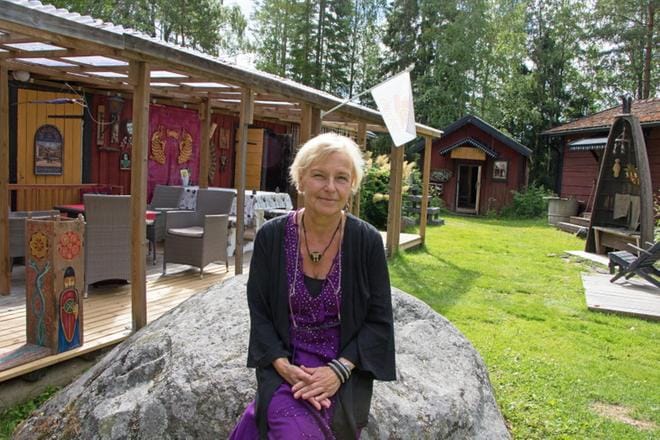 Stina Engvall on luonut lähipiirinsä kanssa kotipihaan 25 vuoden aikana omintakeisen maailman. Kristiinalaistaiteilijan töitä on kesällä myös Iittalan naivistit -näyttelyssä. KUVAT: AUNE WARONEN