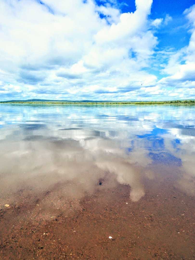 Pilvet rantahiekassa. Arktikumin puiston rannasta avautui vehreät näkymät kesäkuun lopussa.
