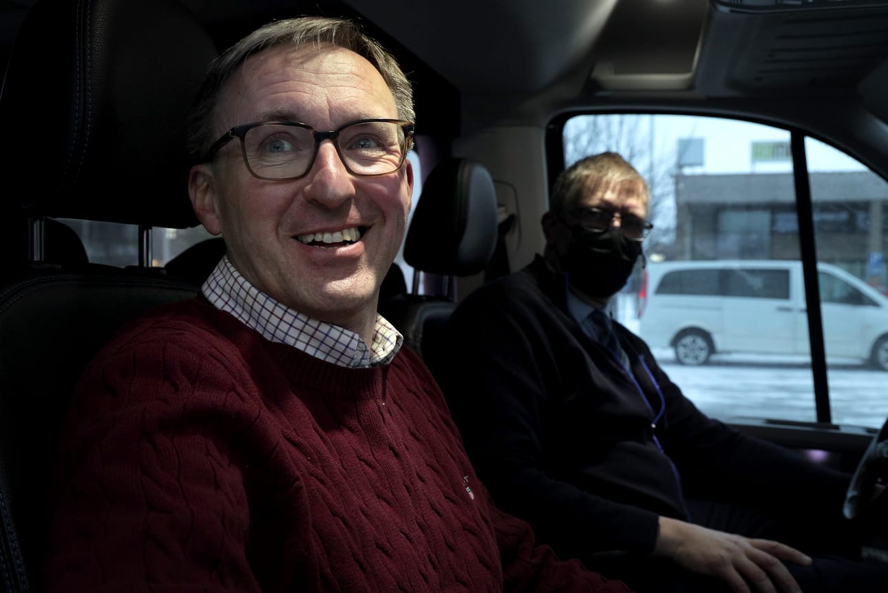 Helsingistä Teuvalle ja takaisin saman päivän aikana. Johtaja Erkki Hakala kertoo, mitä taksin palvelut hänelle merkitsevät ja mikä on niistä heijastuva hyöty koko maakunnalle.