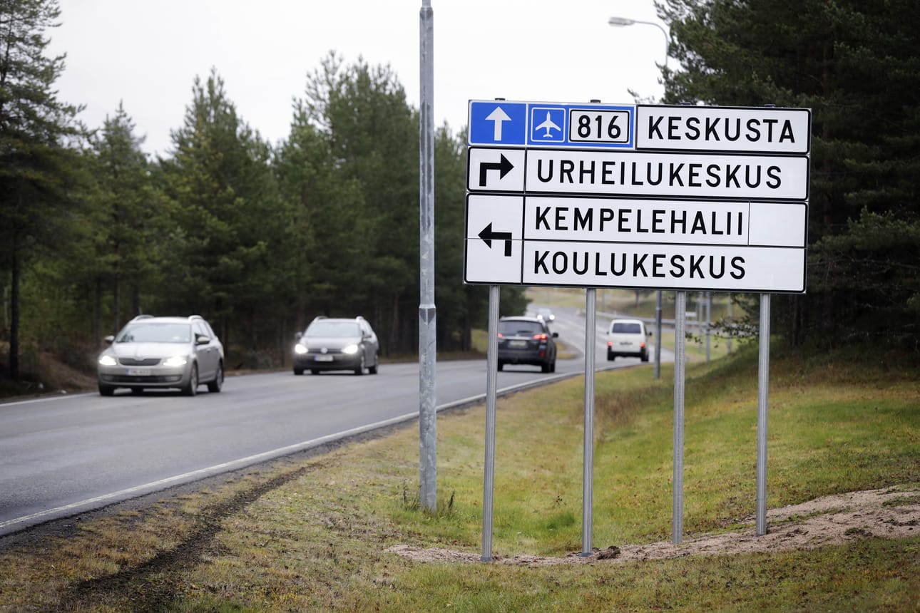 Urakoitsijana toimiva YIT on poistanut virheelliset Kempelehallin kyltit tienvarresta ely-keskuksen toimeksiannosta. Kempeleen kunta haluaa kirjoitusvirheelliset halikyltit nyt itselleen.