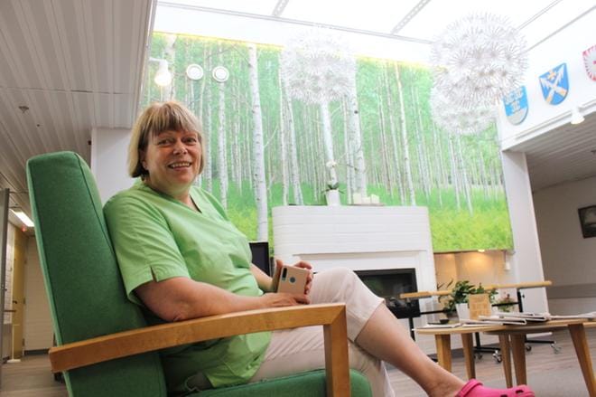 Geritrimin aulassa istuvalle Arja Harjunpäälle Kristiina merkitsee enemmän kuin vain työssäkäyntikaupunkia. – Se on paikka, jossa olen tottunut käymään lapsuudesta asti. Kristiina on koulukaupunkini, tänne lähdetään syömään, asioille ja kaupoille. Eikä ole olemassa muita markkinoita kuin Kristiinan markkinat. KUVA: LOTTA KALLIO