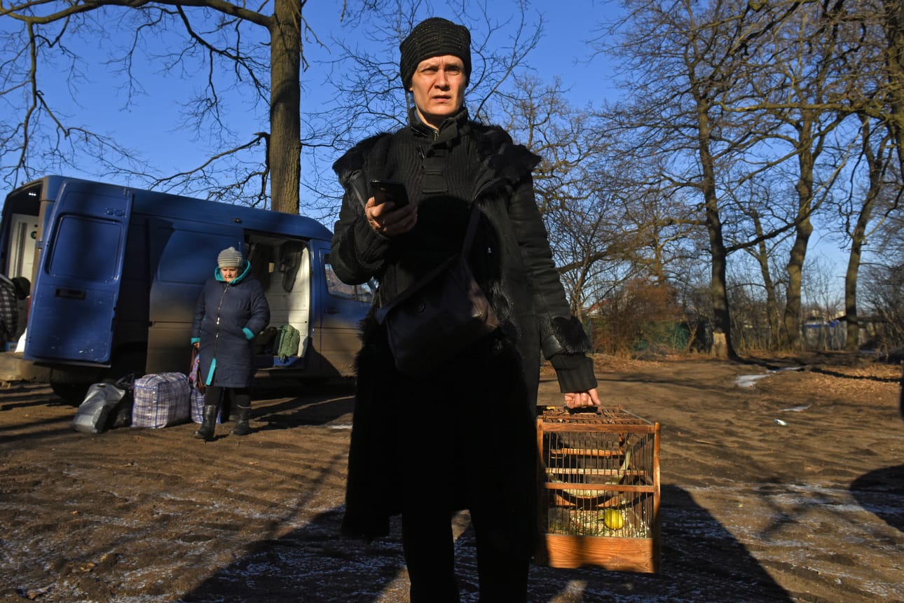 Angela-niminen nainen lähdössä evakkoon Bahmutissa. Useita tuhansia on jäänyt koteihinsa kaupunkiin raskaista taisteluista huolimatta.