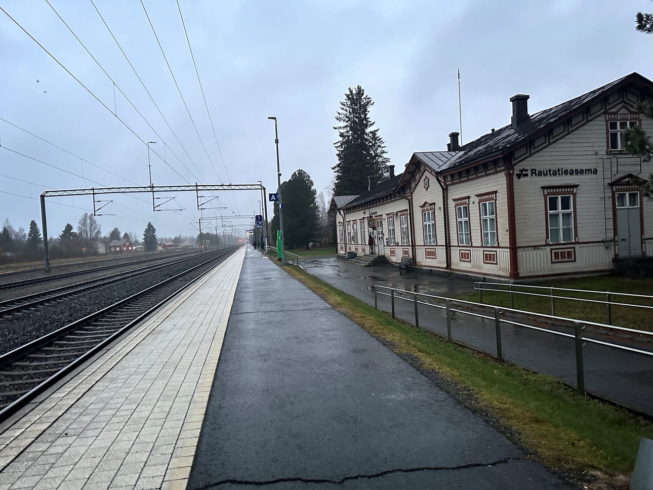 Kauhavan rautatieasemalla ei ollut tänään vielä talven merkkejä. Aina näin ei suinkaan ole, sillä vain kolme vuotta sitten Kauhavalla katsottiin termisen talven alkaneen jo 18. lokakuuta.
