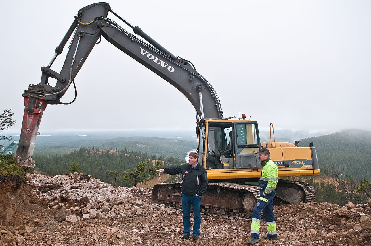 Ruka pyrkii saamaan ensimmäisen rinteen auki jo viikonloppuna. Matti Parviainen ja Mikko Vallioniemi tarkastelivat talveksi valmistuvaa uutta helppoa rinnettä.