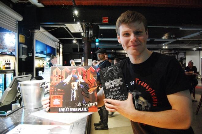 Moskovalainen Stepa Sergeev täydensi nimikirjoituskokoelmaansa AC/DC:n jäsenistä Phil Ruddilla, joka soitti bändinsä kanssa Klemettilän teollisuusalueella Vaasassa. KUVA: TONI VILJANMAA