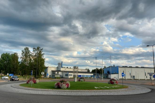 Alajärvestä tuli kaupunki 35 vuotta sitten – historiallista tapahtumaa juhli puolet väestöstä ja 3000 viineriä katosi juhlakansa suuhun