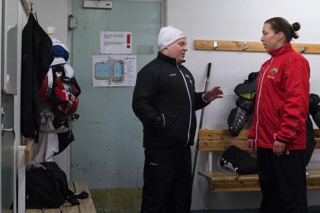 Mika Nummi luotsaa Susanne Uppgårdin ja Sportin muut naiset ratkaisupeleihin. KUVA: MINNA ANTILA