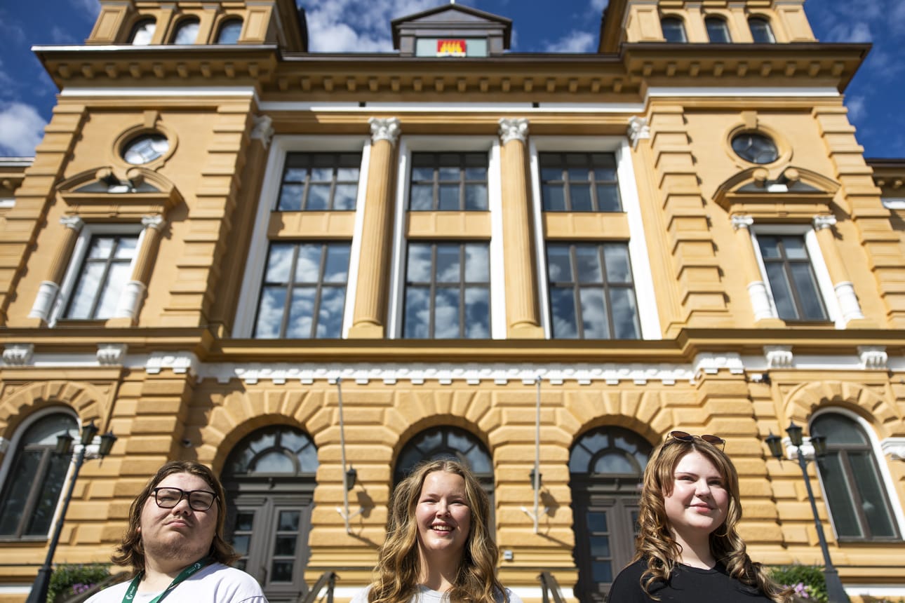 Oulun vihreiden nuorten pj. Antti Pikkarainen, Oulun demarinuorten pj. Saga Rasi sekä Oulun nuorisovaltuuston 1. varapuheenjohtaja Emma Kannisto.