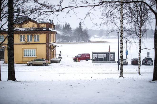 Vaasan Sisäsatamaan, Kuntsin modernin taiteen museon kylkeen kaavailtu huoltorakennus wc-tiloineen on herättänyt vaasalaisissa voimakkaita tunteita niin puolesta kuin vastaan. Arkistokuva: Maija Saanio.