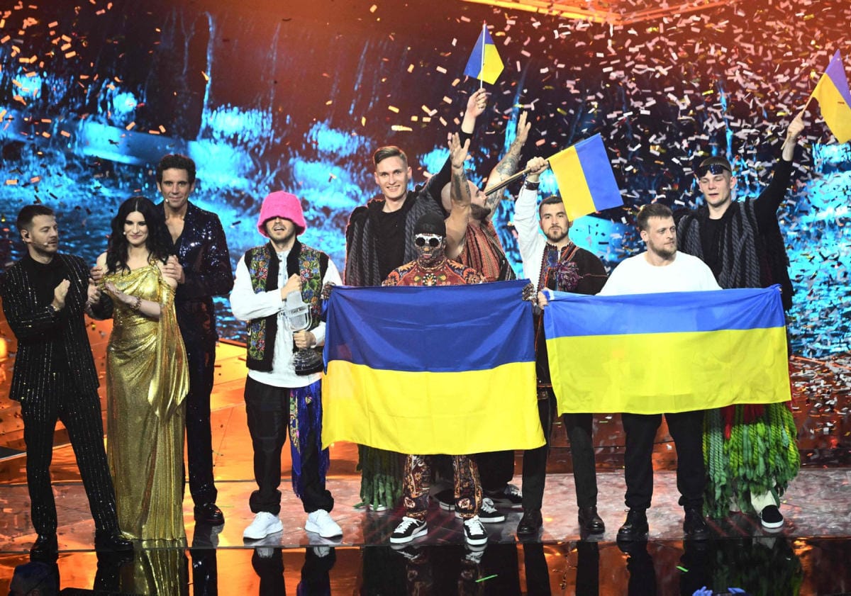 Euroviisut voittanut ukrainalaisyhtye Kalush Orchestra (oikealla) juhlimassa voittoa estradilla Torinossa tapahtuman juontajien seurassa. LEHTIKUVA/AFP