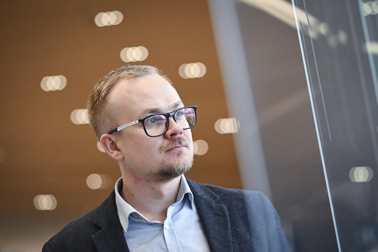 Itä-Suomen yliopiston Aivotutkimusyksikön johtaja Eino Solje tutkii erityisesti työikäisten muistisairauksia, jotka ovat lisääntyneet. Työelämästä jäädään usein pois jo kymmenen vuotta ennen diagnoosia.
