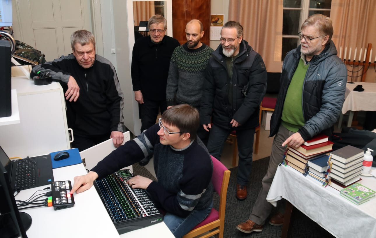 Esa Pihlajamäki (istumassa), Seppo Ruotsala, Simo Lavonen, Matti Latomäki ja Juhani Ventä hoitavat vuorollaan suoratoistoa Kauhavalta. Raimo Kunnari (toinen oik.) kuuluu porukkaan, joka tapaa avata ihmisille näkö- ja kuuloyhteyden kappeleiden kirkoissa järjestettäviin Syke-messuihin.