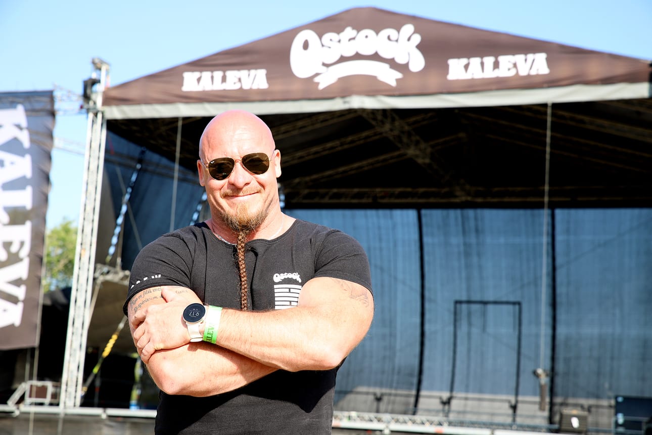 Turvallisuuspäällikkö Kimmo Koivisto valmistautuu festareihin.