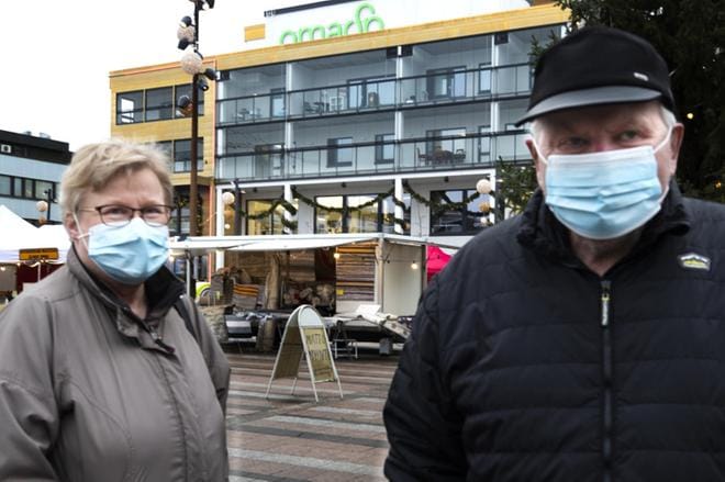 Leena ja Antti Kahila piipahtivat torin laidalla kalaostoksilla.