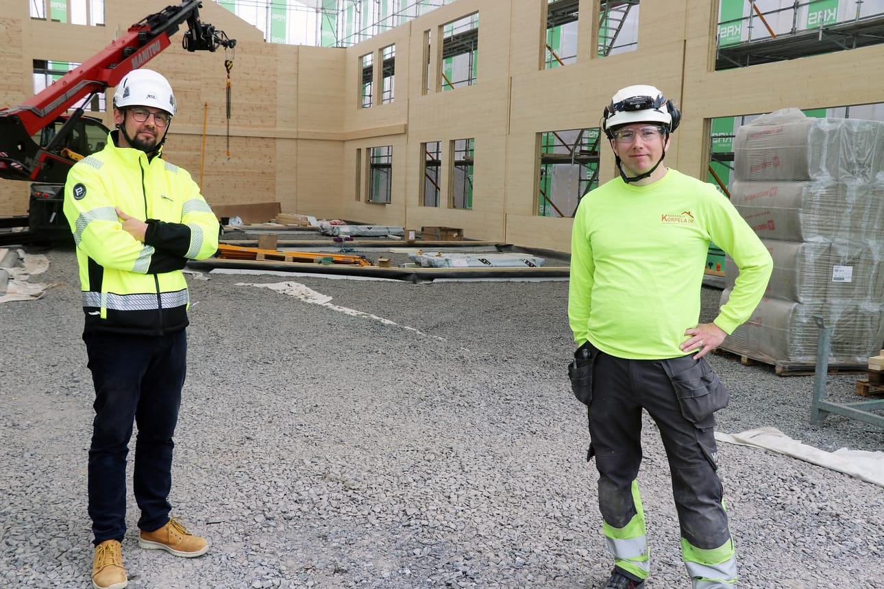 Alajärven kaupungin työmaavalvoja Jussi Hernesniemi ja Rakennus-Korpela Oy:n vastaava mestari Sampo Korpela ovat tyytyväisiä töiden etenemistahtiin Paavolan koulun työmaalla.