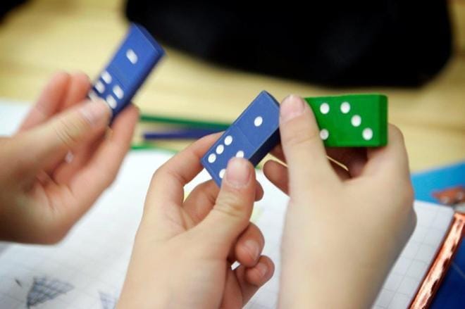 Käsillä tekeminen voi edistää matematiikan oppimista, jos ratkaistava asia saadaan konkretisoitua sitä kautta. KUVA: Pekka Peura