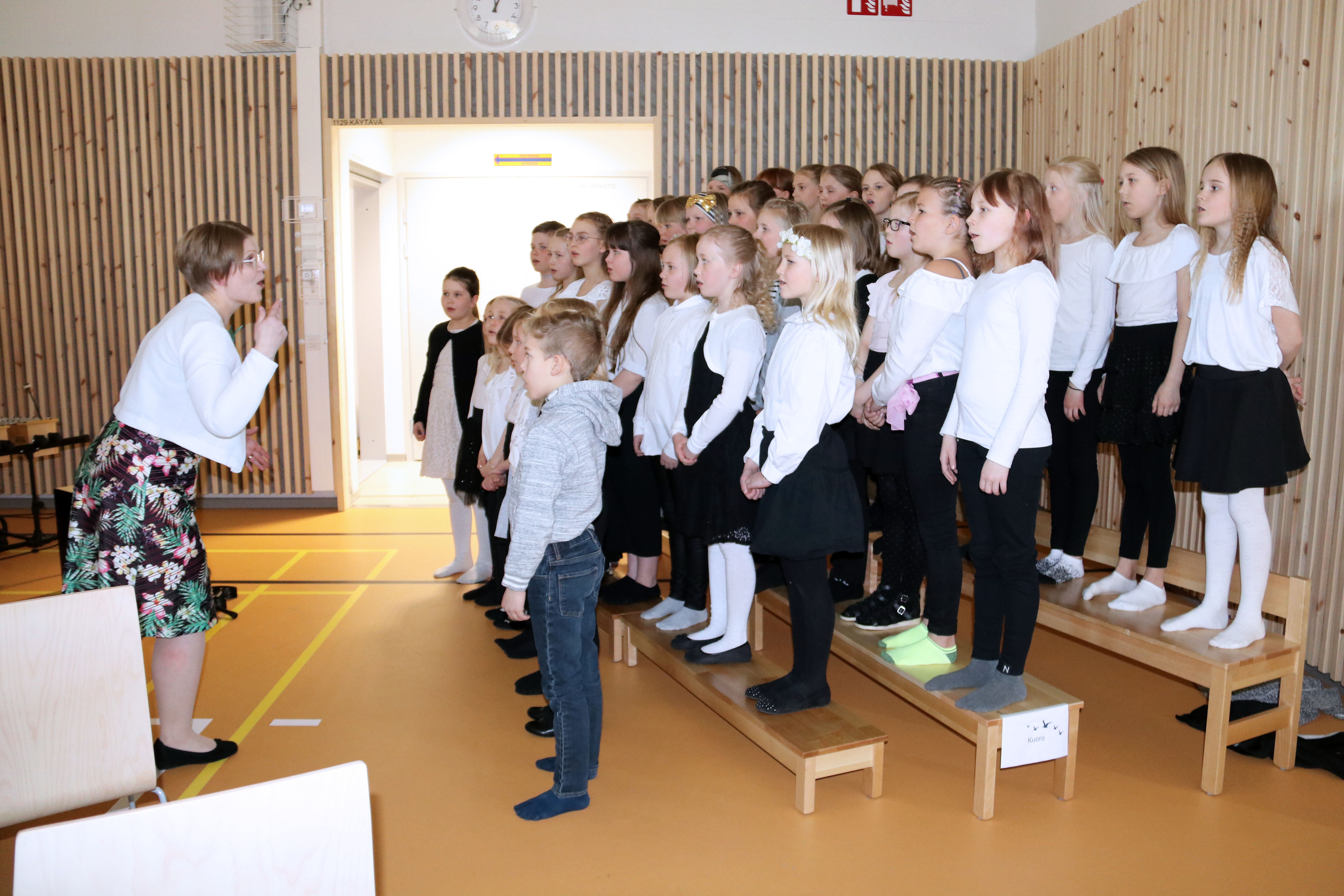 Suvi Seppälän johtama kuoro kajautti ilmoille Ojanperä laulaa -kappaleen. Kappale esitettiin juhlassa ensimmäistä kertaa.