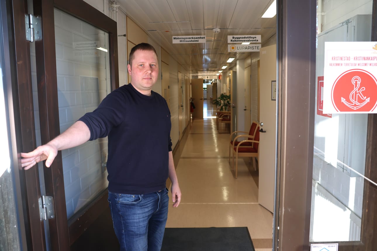 Anton Ragnäs teknisen viraston pääovella. Ovia aletaan pitää lukossa vappupäivästä lähtien. Peremmälle pääsee jatkossa vain ajanvarauksella.