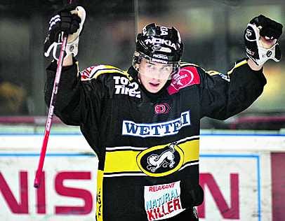 Kristian Kuusela tietää nyt, miltä tuntuu tehdä neljä maalia yhdessä SM-liigan ottelussa. Hän löysi huipputehot (4+1) ykkösketjun keskushyökkääjänä Hannes Hyvösen (0+3) ja Janne Pesosen (1+3) välissä.