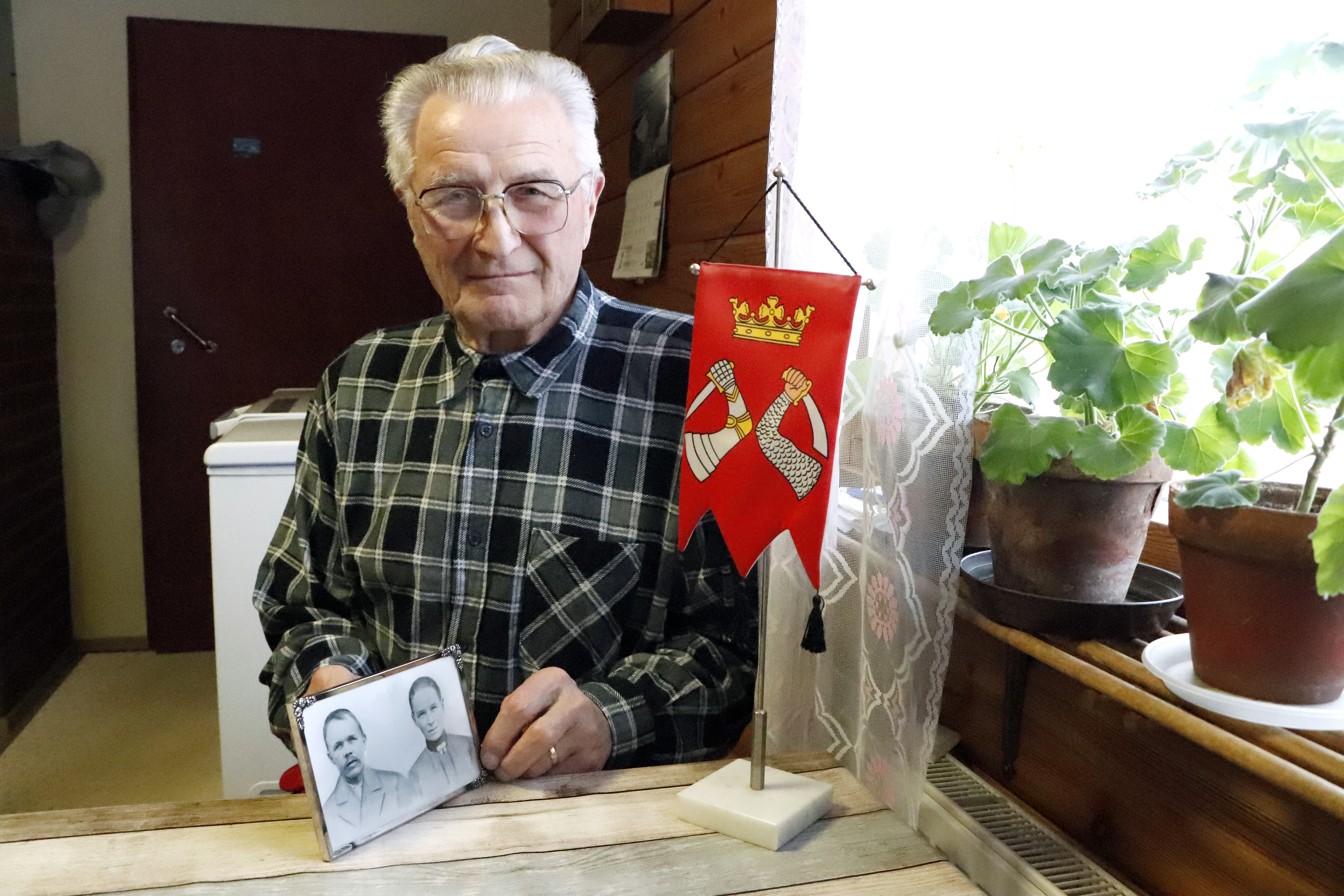 <p>Pyhännän Ojalankylällä asuva Jaakko Pakkanen on syntyjään Sortavalan Pakkasia, kuten kuvan isovanhempansakin. Tielaitoksen kirjoilla työuransa tehnyt mies lähti ensimmäiselle evakkotielleen 2,5-vuotiaana ja on asunut Piippolan ja Pyhännän alueella jo yli 70 vuotta.</p>