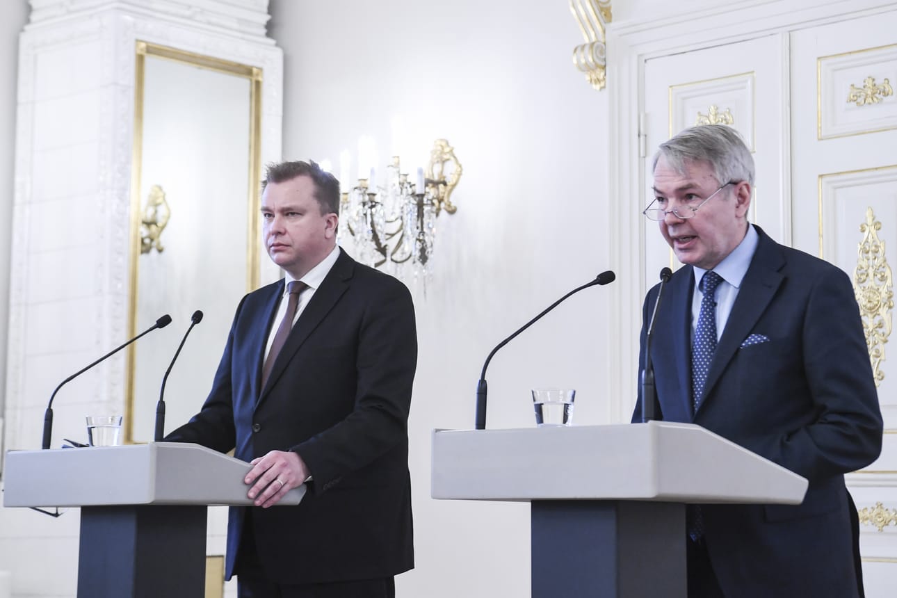 Arkistokuvassa vasemmalla puolustusministeri Antti Kaikkonen (kesk.) ja oikealla ulkoministeri Pekka Haavisto (vihr.).