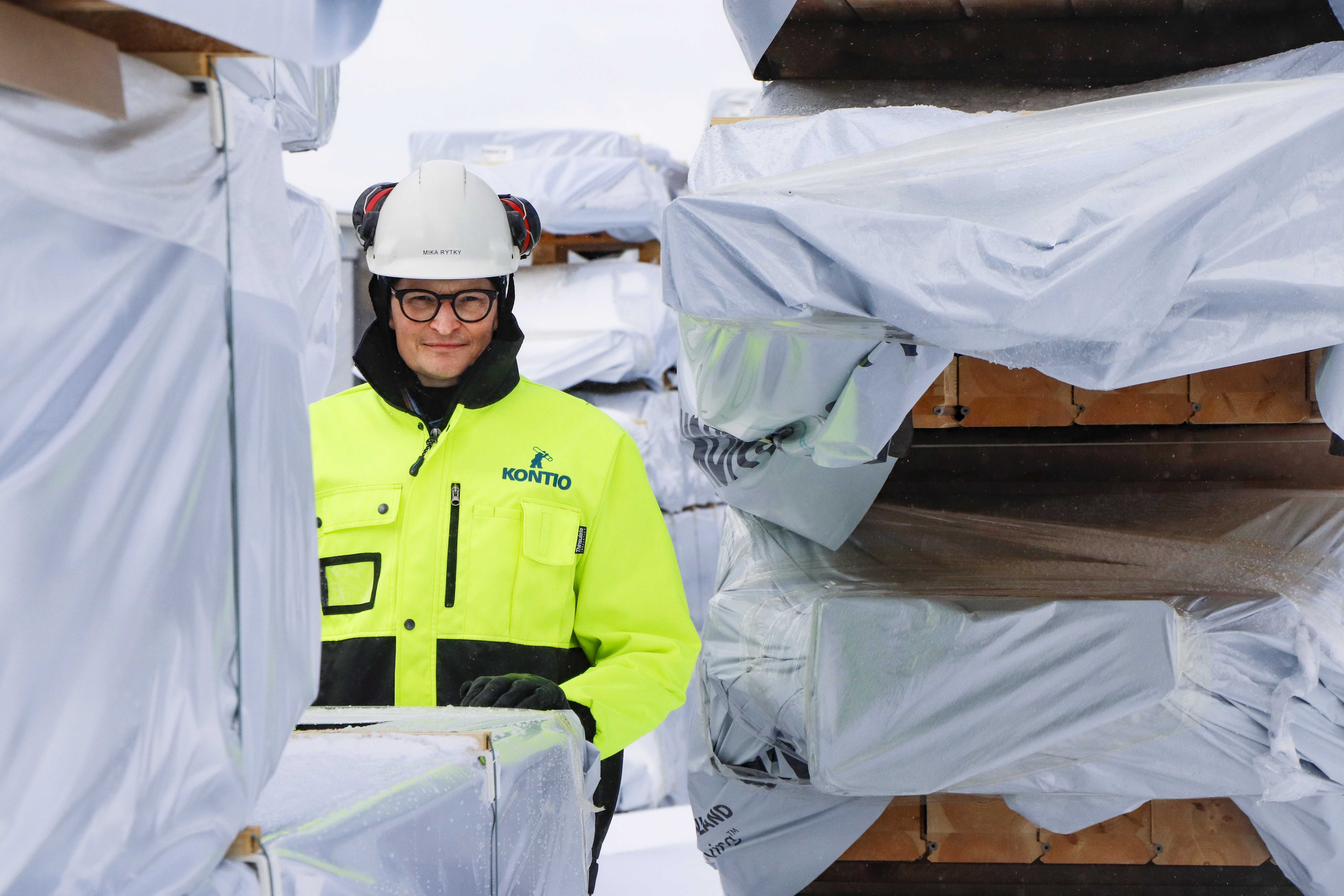 Rakentajat haalivat tavaraa: Puutavaraa on varastoissa vielä riittänyt, mutta laattojakin joudutaan jo vaihtamaan