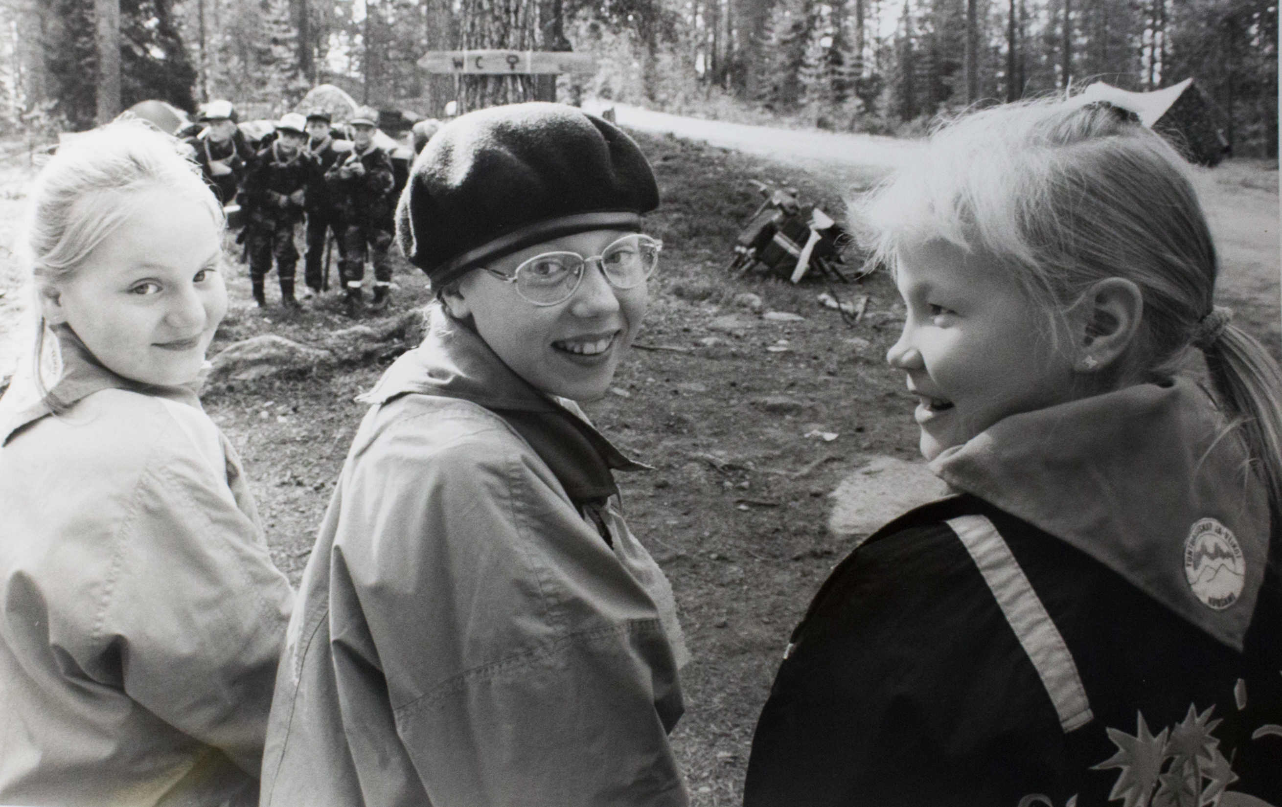Julma Ölkky -partioleiriläisiä vuodelta 1992. Elina Kemppainen (vas.), Mari Väätäinen ja Sari Tauriainen. Takana olevat partiopojat voisivat olla Juuso Paloniemi, Ville-Veikko Väätäinen, Törmälän veljekset ja/tai Harri Käkelä tai Rauno Kämäräinen.