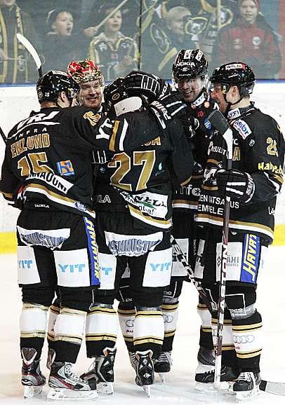 Katohan poikaa! Joukkuekaverit Oscar Eklund (vas.), Jari Viuhkola, Ivan Huml ja Mikko Lehtonen taputtelivat Juha-Pekka Haatajan (kesk.) mustelmille, kun hyökkääjä oli iskenyt kauan odotetun kauden avausmaalinsa.