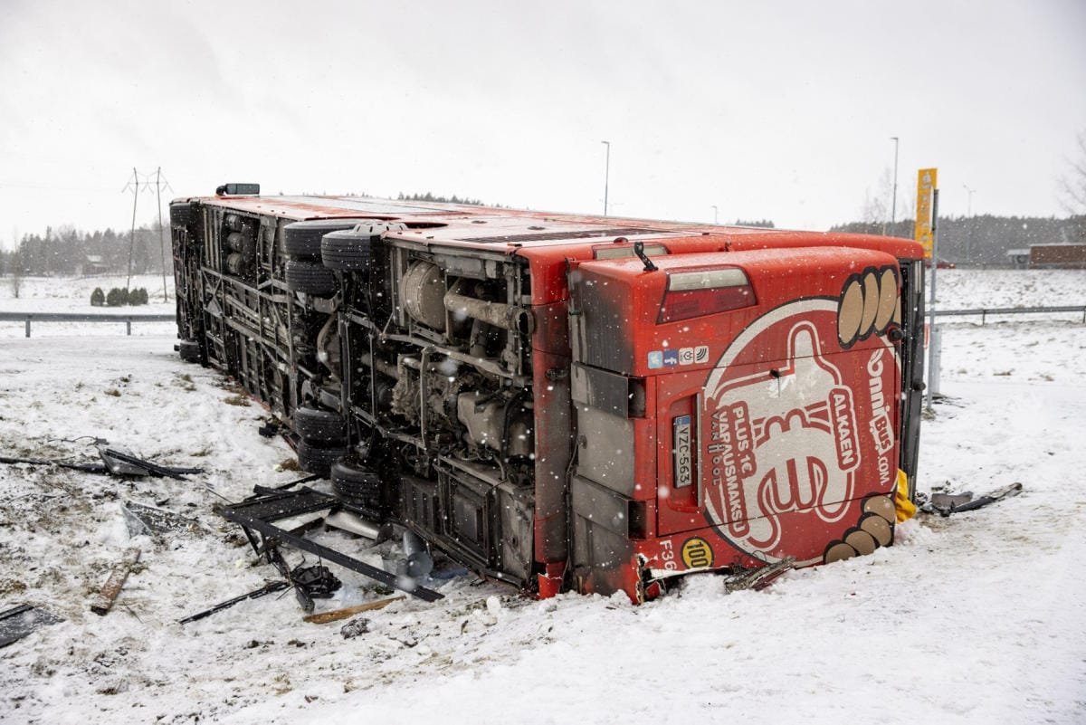 Kaksi ihmistä loukkaantui lievästi bussin kaaduttua aamupäivällä Salossa. Lehtikuva / Roni Lehti
