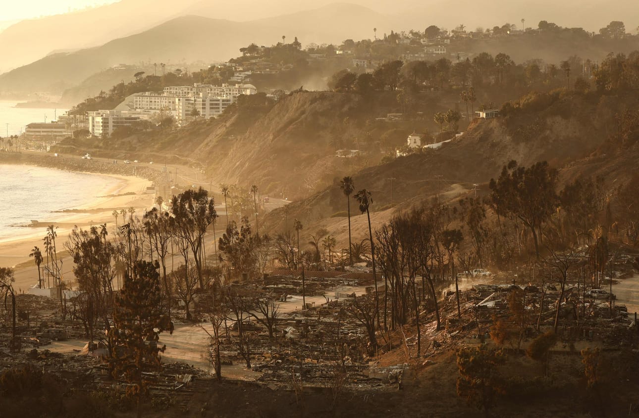 Los Angelesin seudun paloista suurin, Pacific Palisadesin palo, alkoi jälleen levitä lauantaina. LEHTIKUVA/AFP