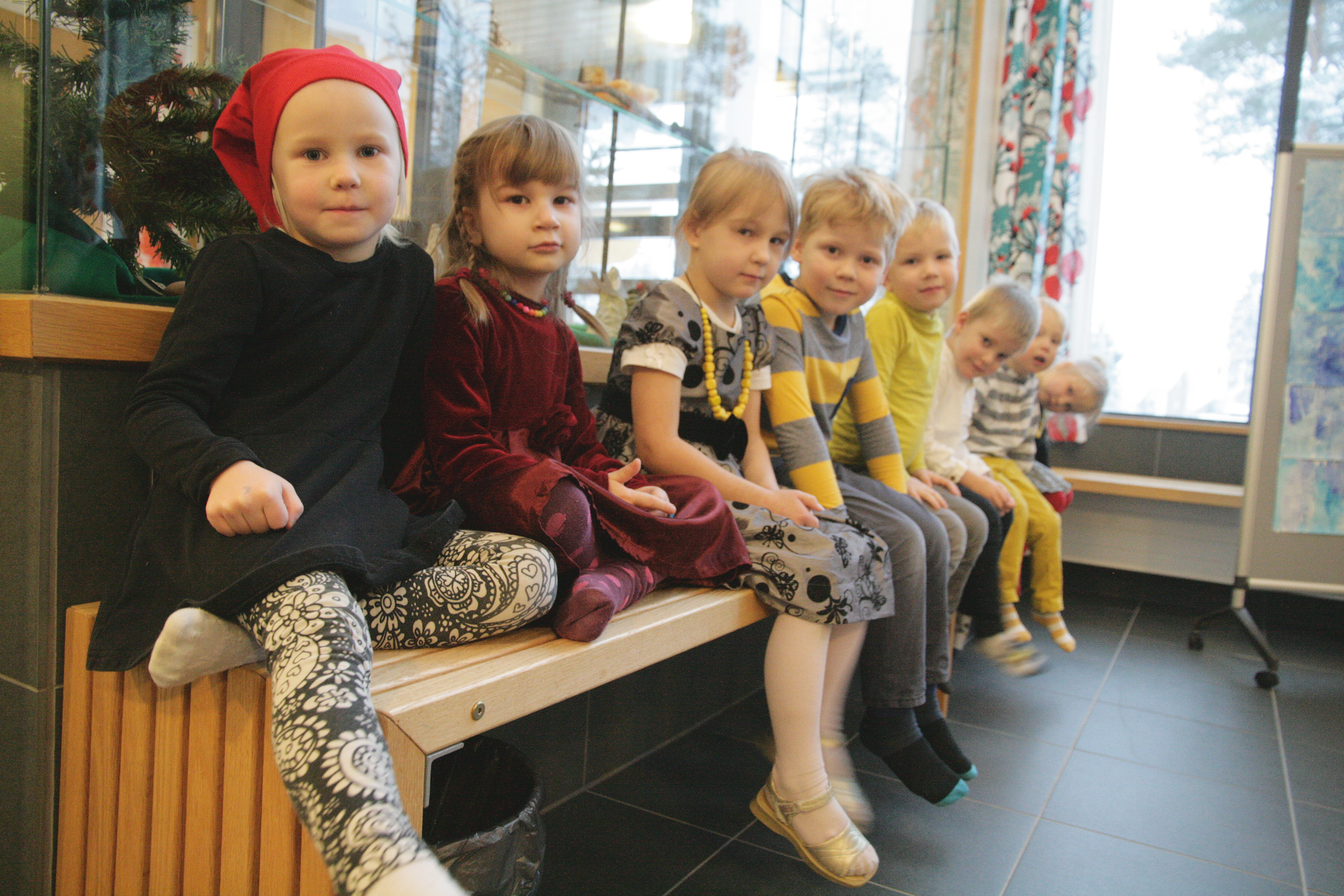 Seurakunnan päiväkerhon ryhmä odotteli omaa esiintymisvuoroaan. Juhlassa ryhmän lapset esittivät Tähtilaulun.