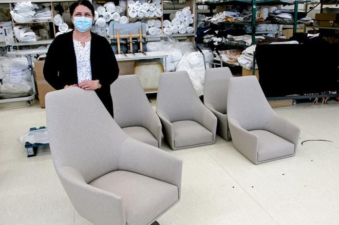 Adean myyntipäällikkö Mari Säntti kertoi, että Aurora Botnia -autolauttaan tulevat nojatuolit ovat pian valmiita. Tuolit voidaan pultata lattiaan kiinni. Kuva: Jorma Havula