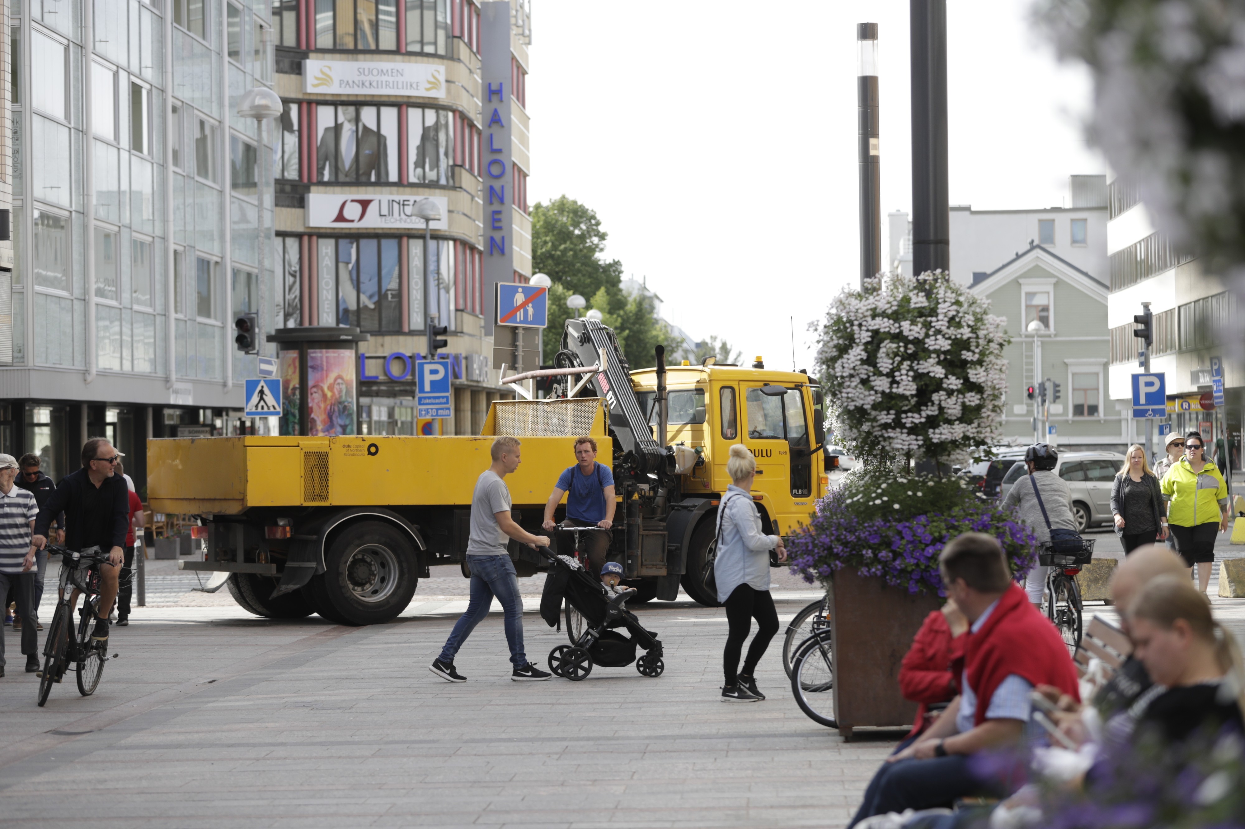 Raskaat ajoneuvot ja betoniporsaat estävät ajoliikennettä Oulun Rotuaarille.
