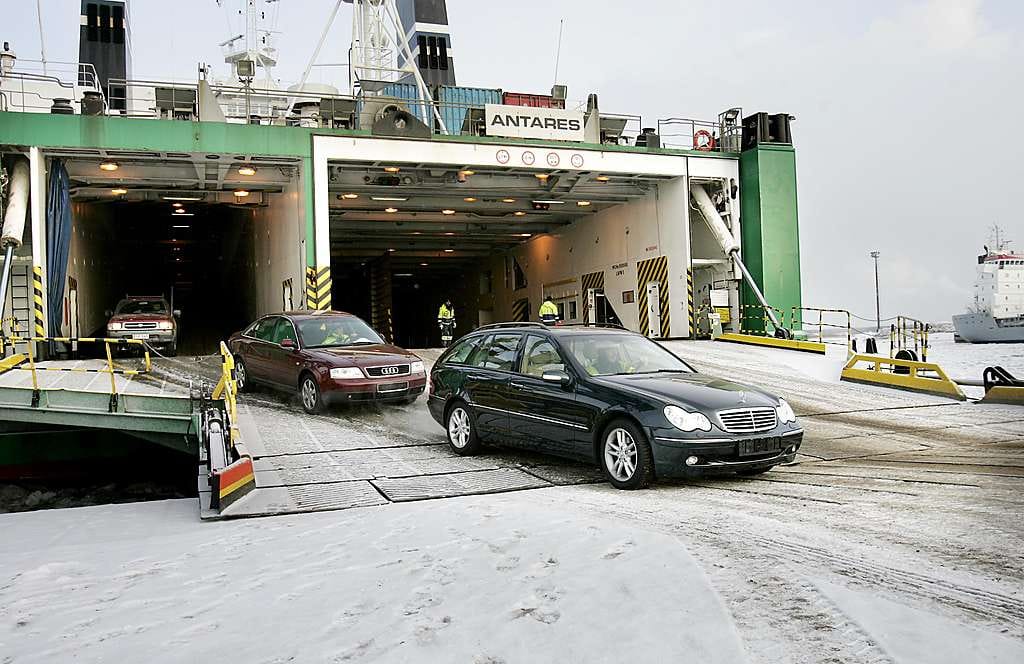 MS Antares toi Ouluun tuontiautoja keväällä 2006.