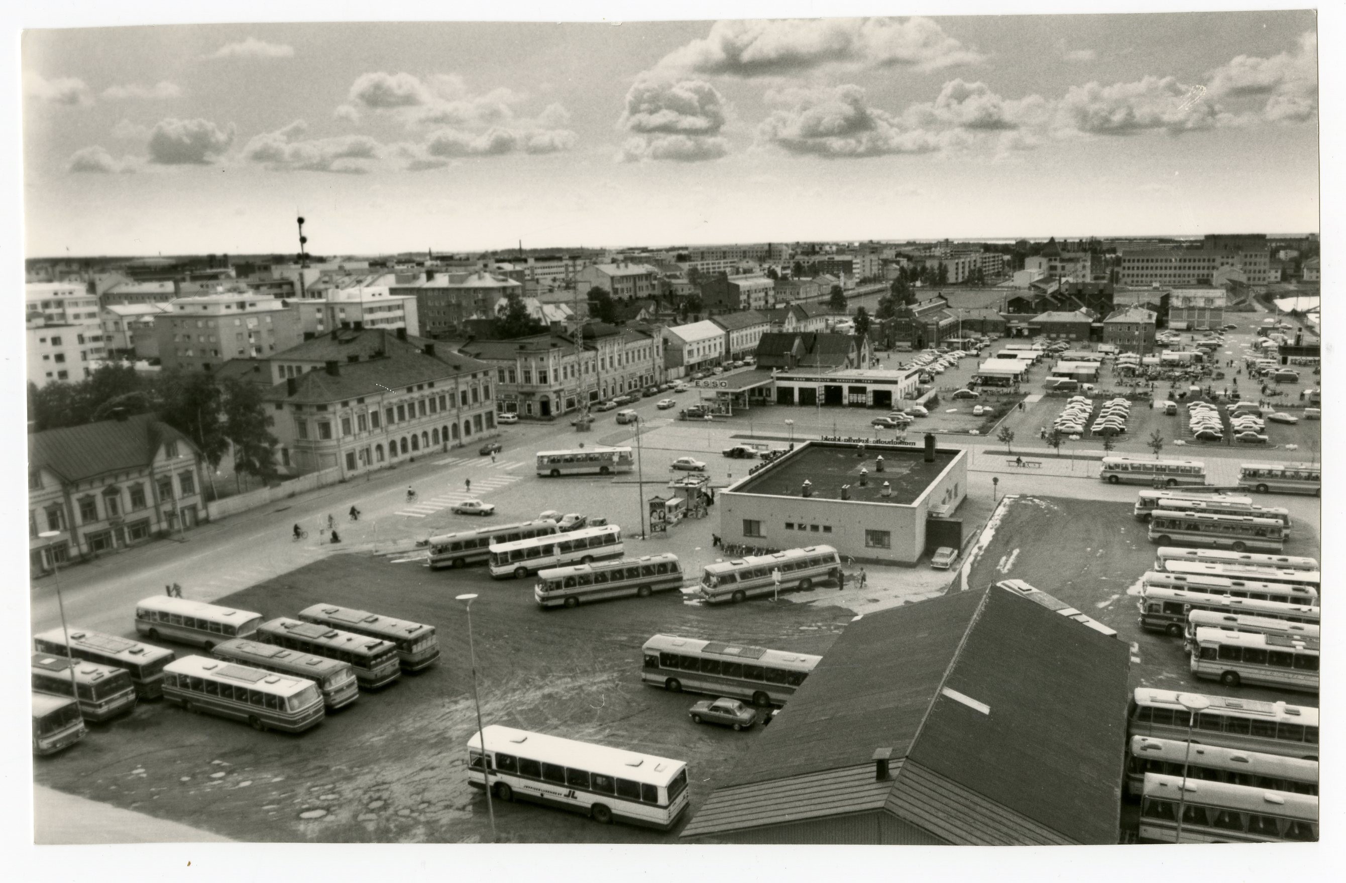 Oulun linja-autoasema sijaitsi yli 50 vuotta torilla. Tämä kuva on otettu 29. heinäkuuta 1979. Pihalla oli 12 laituria, joille syntyi tungos kun paikalla liikkui yhtäaikaa tavanomaiset kolmisenkymmentä autoa.