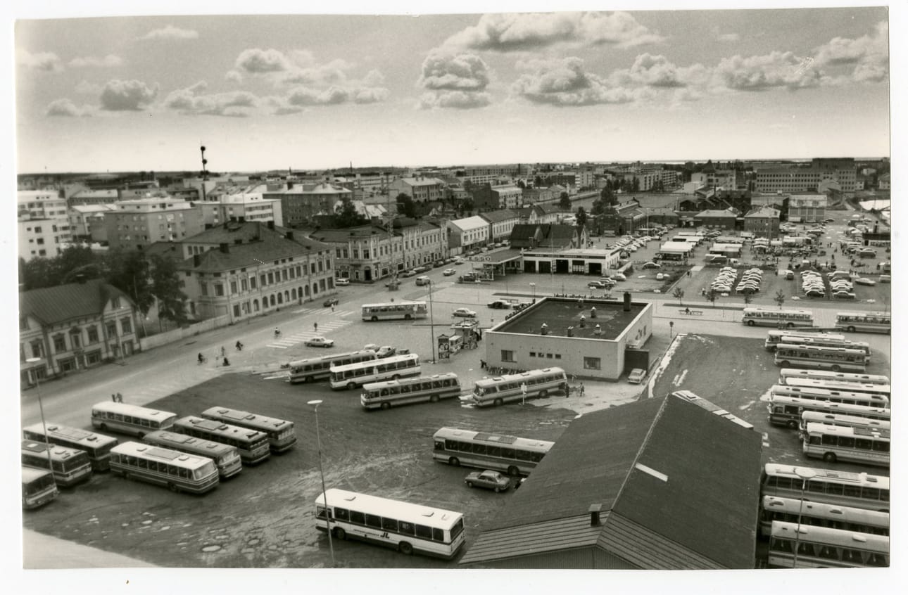 Oulun linja-autoasema sijaitsi yli 50 vuotta torilla. Tämä kuva on otettu 29. heinäkuuta 1979. Pihalla oli 12 laituria, joille syntyi tungos kun paikalla liikkui yhtäaikaa tavanomaiset kolmisenkymmentä autoa.